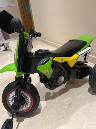 Moto de bebé con pedales