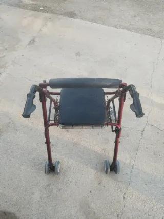 Andador con cesta y asiento