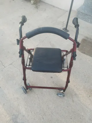 Andador con cesta y asiento