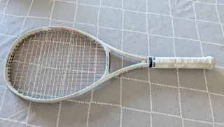 Raqueta Yonex V-Core 100 (encordada)
