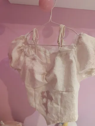 Blusa crema con tirantes y encaje♡