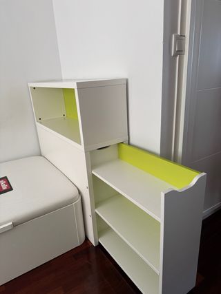 Almacenero de cama blanco y verde