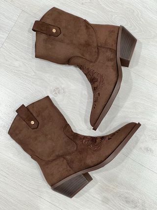 Botines marrones con bordado