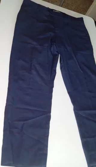 Traje de fiesta azul con detalles rojos