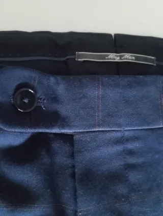 Traje de fiesta azul con detalles rojos