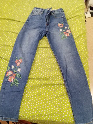 Pantalones vaqueros con bordado floral