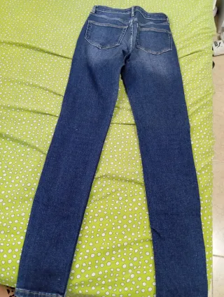 Pantalones vaqueros con bordado floral