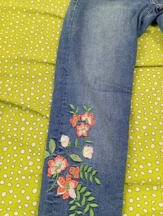 Pantalones vaqueros con bordado floral