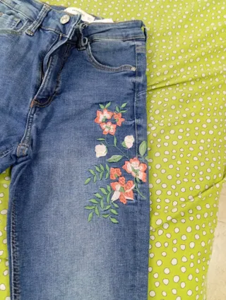 Pantalones vaqueros con bordado floral