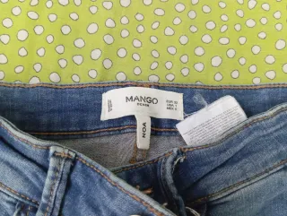 Pantalones vaqueros con bordado floral