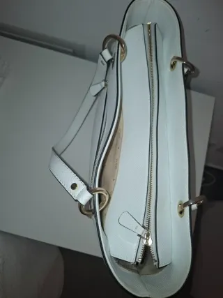 Borsa Guess bianca con dettagli oro