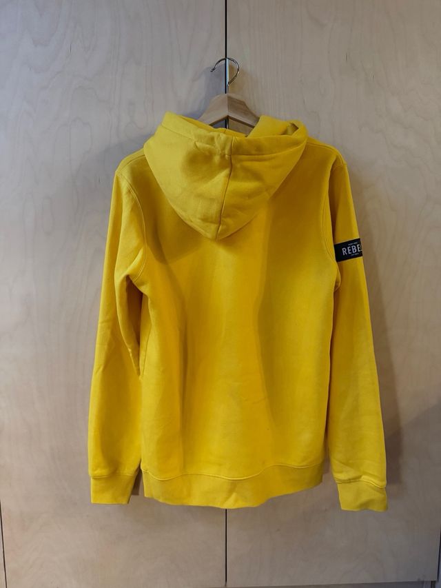 sudadera con capucha amarilla