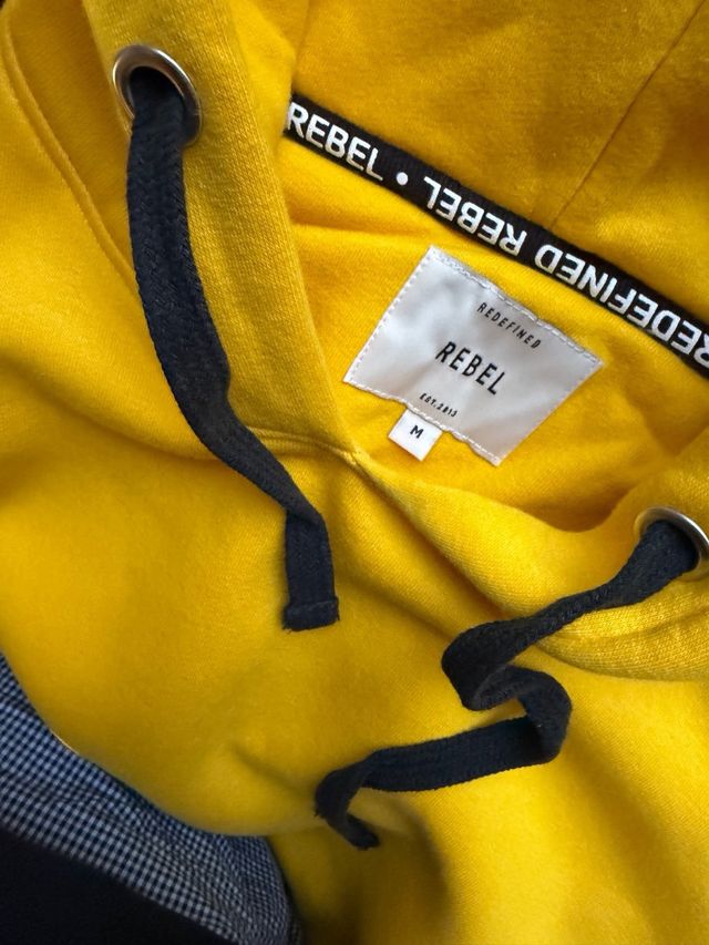 sudadera con capucha amarilla