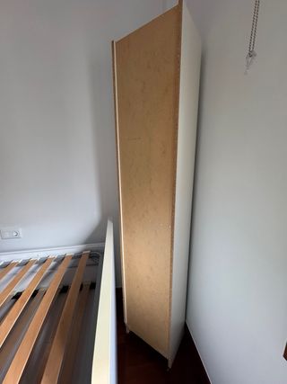 Estantería blanca estrecha