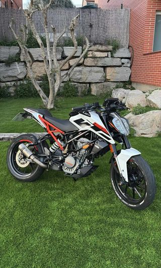 KTM Duke 125 Negra/blanco y Naranja 2020