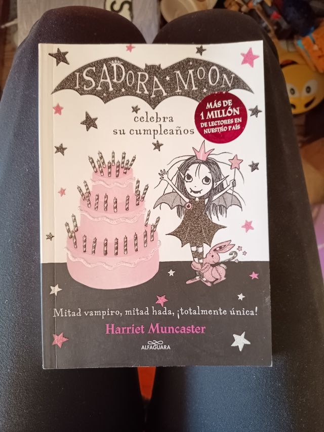Isadora Moon celebra su cumpleaños / Isadora Moon Has a Birthday (Spanish Edition)