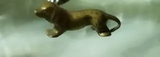 Perro de bronce pequeño