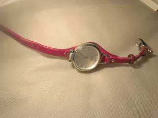 Reloj Fossil Correa Rosa y Esfera Plateada