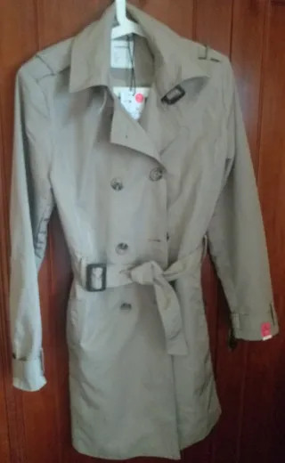 Gabardina Lefties con etiqueta