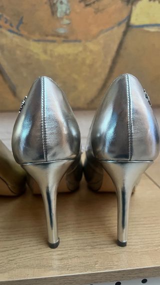 Zapatos de tacón dorados con plataforma