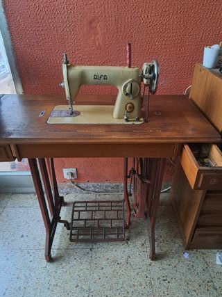 Máquina de coser Alfa antigua