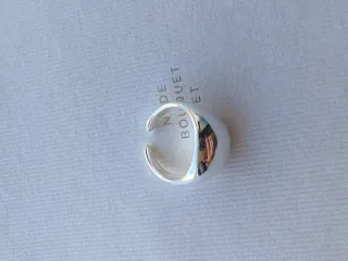 Anillo plateado grande