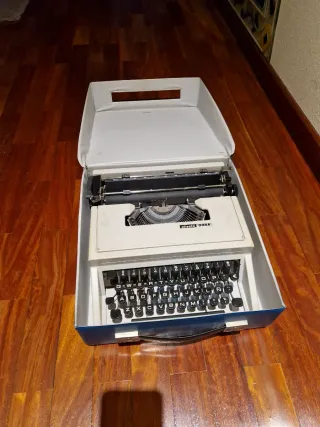 Máquina de escribir Olivetti Dora