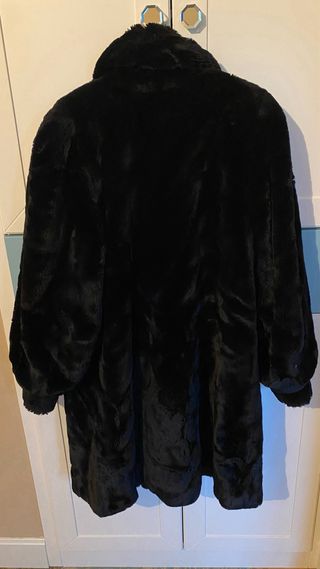 Abrigo negro mouton sintético
