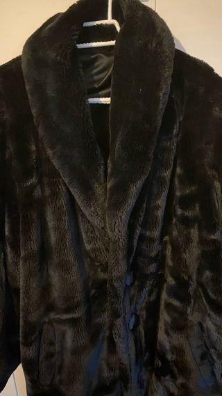 Abrigo negro mouton sintético