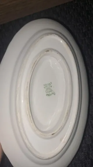 Salsera de porcelana con detalles dorados