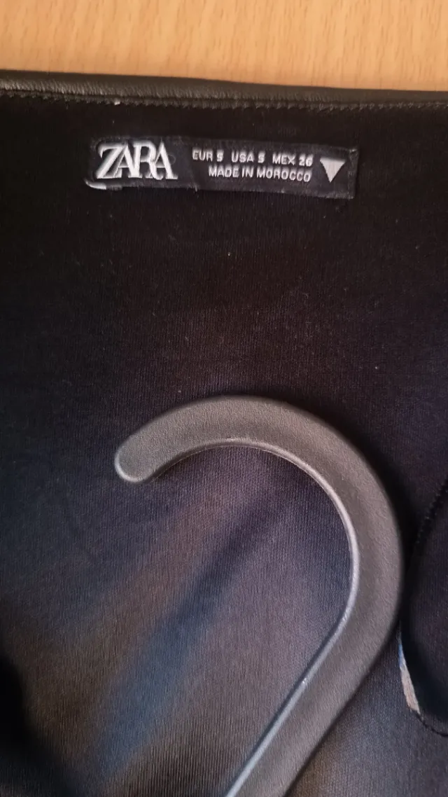 Abrigo negro brillante mujer