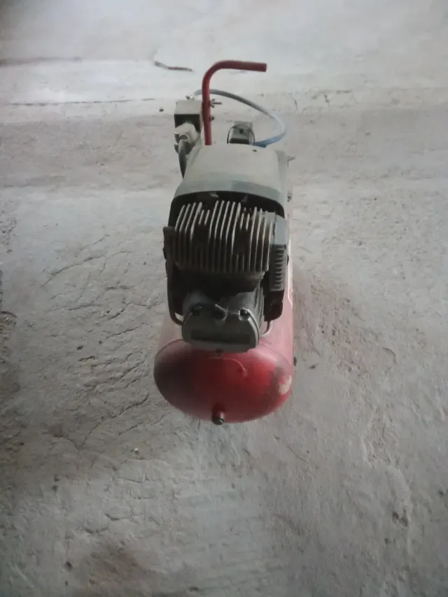 Compresor de aire rojo de 50litros  de 2.5 cv