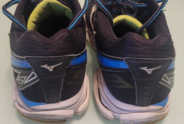 Zapatillas deportivas Mizuno negras y azules