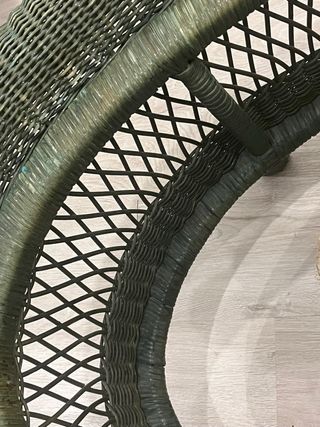 Mesa baja de mimbre verde ovalada.falta tapa de cr