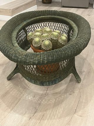 Mesa baja de mimbre verde ovalada.falta tapa de cr