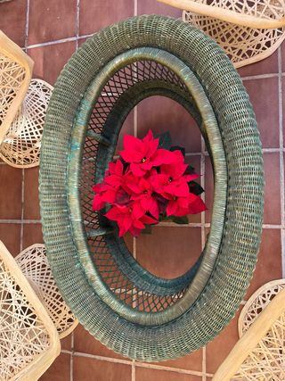 Mesa baja de mimbre verde ovalada.falta tapa de cr