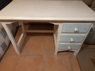 Mesa estudio blanca con cajonera azul