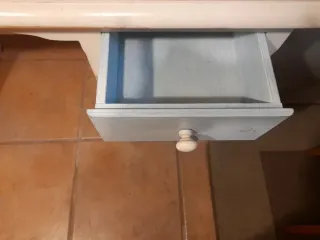 Mesa estudio blanca con cajonera azul