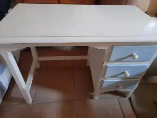 Mesa estudio blanca con cajonera azul