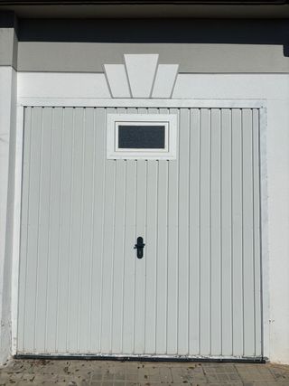 Puerta de garaje blanca con ventana