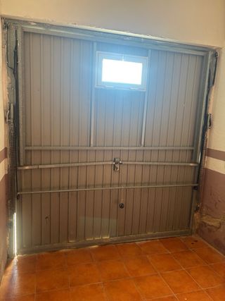 Puerta de garaje blanca con ventana