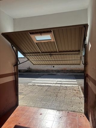 Puerta de garaje blanca con ventana