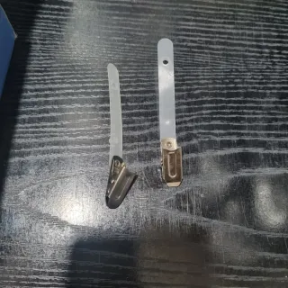 Pinzas, colgadores y fundas para carnets.