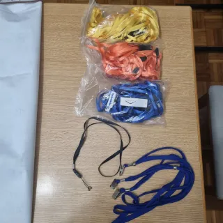 Pinzas, colgadores y fundas para carnets.