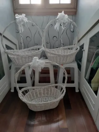 Cestas de mimbre blancas decoradas