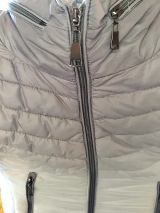 Chaqueta entallada plumas mujer gris/blanco