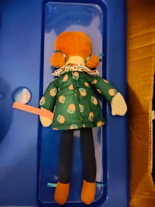 Muñeca de trapo con vestido verde