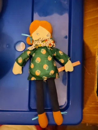 Muñeca de trapo con vestido verde