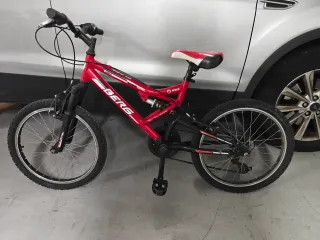 Bicicleta de montaña roja Berg