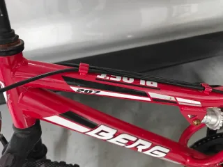 Bicicleta de montaña roja Berg